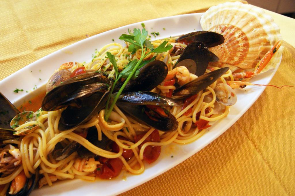 Aquila Nera Di Tony Hotel Ivrea Ngoại thất bức ảnh